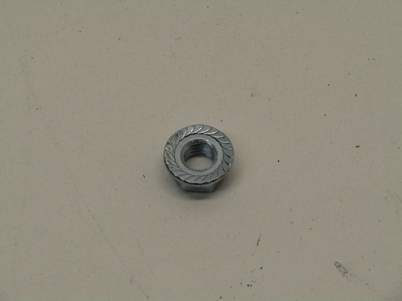 Hexagon nut f/bin 3/8"-16 flanged grade5 GI